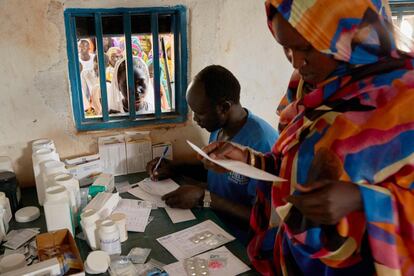 Los residentes del campo de refugiados de Yusuf Batir esperan en la fila de una farmacia en Maban. Las lluvias torrenciales no solo provocan inundaciones, sino que a menudo traen consigo el incremento de enfermedades como la malaria, el dengue y otras transmitidas por mosquitos que proliferan con la humedad. Además, aumentan las diarreas provocadas por el consumo de agua contaminada.