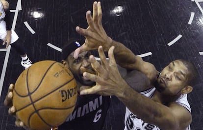 Duncan intenta taponar a LeBron James.