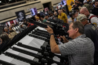 Un hombre sostiene un rifle durante la convención anual de la Asociación Nacional del Rifle (NRA) en Dallas, Texas, en mayo de 2024.