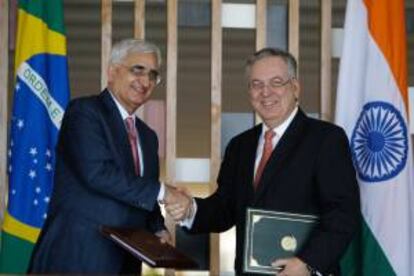 El canciller brasileño, Luiz Alberto Figueiredo (d), y su homólogo de India, Salman Khurshid (i), tras firmar acuerdos bilaterales en el Palacio del Itamaraty, en Brasilia (Brasil).