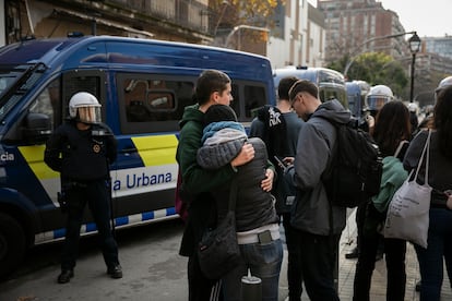 Efectivos de la Guardia Urbana desalojan un edificio de la Calle Montnegre 46 del barrio de Les Corts de Barcelona.