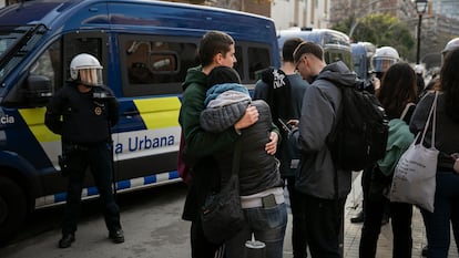 Efectivos de la Guardia Urbana desalojan un edificio de la Calle Montnegre 46 del barrio de Les Corts de Barcelona.