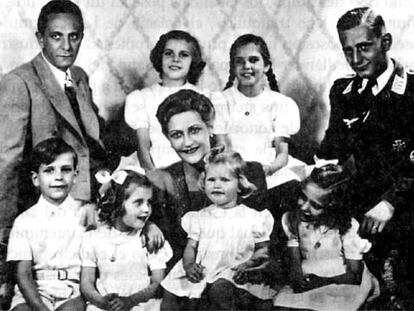 Joseph Goebbels, a la izquierda, con su esposa, Magda, y los hijos de ambos.