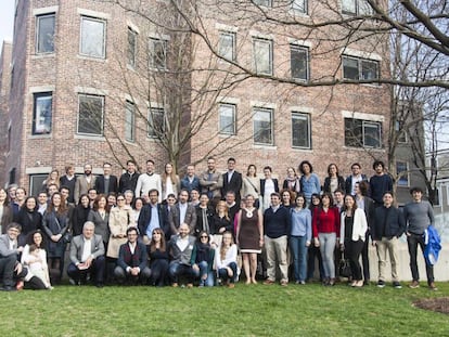 Los asistentes, algunos panelistas y los organizadores en una foto de grupo al finalizar la conferencia.