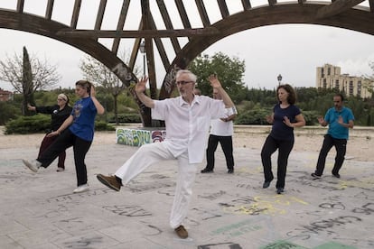 Juanjo Talavera (en el centro) practica Tai Chi con su grupo en el parque de las Cruces de Madrid