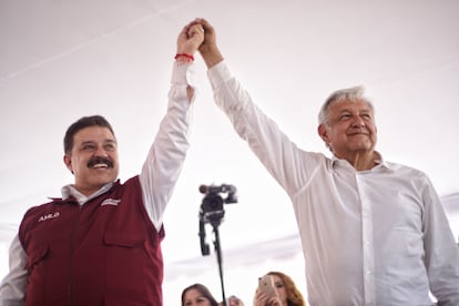 López Obrador acompaña a Carlos Lomelí en La Barca (Jalisco), cuando era candidato a la gubernatura, en mayo de 2018.