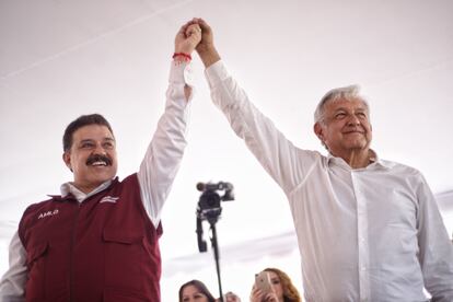 López Obrador acompaña a Carlos Lomelí en La Barca (Jalisco), cuando era candidato a la gubernatura, en mayo de 2018.