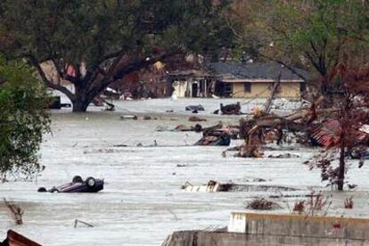 Las aguas arrasan el Noveno Distrito de Nueva Orleans tras la rotura de los diques de contención.