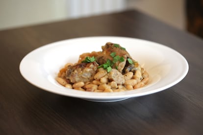 Un cuenco de 'cassoulet', guiso tradicional francés de pato, salchichas y alubias.