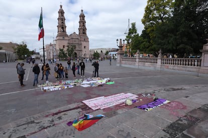 Ciudadanos y periodistas, frente a las veladoras colocadas en homenaje a Baena en la columna de la Exedra, en la Plaza de la Patria, en Aguascalientes.
