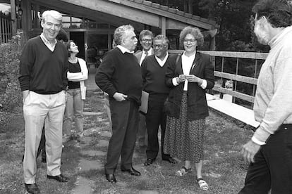 Madri, Espanha, setembro de 1995. Gabriel García Márquez em uma viagem na qual participa de uma conferencia na Escola de Jornalismo da UAM-EL PAÍS. Da esquerda a direita, José Miguel Larraya, Gabriel García Márquez, Juan Arias, Miguel Ángel Bastenier e Soledad Gallego-Díaz, todos jornalistas do EL PAÍS.