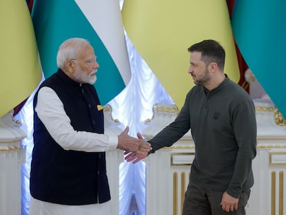 El presidente ucranio, Volodímir Zelenski, y el primer ministro indio, Narendra Modi, se dan la mano al término de una reunión en Kiev (Ucrania) este viernes.