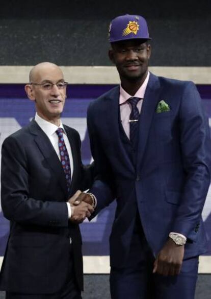 Deandre Ayton y Adam Silver.