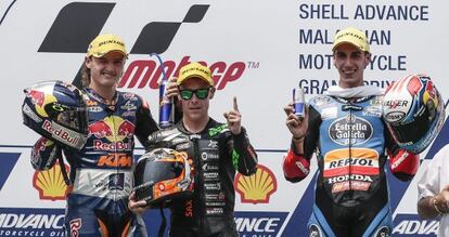 Efrén Vázquez, vencedor de Moto3 en Sepang (centro), junto a Jack Miller y Álex Rins.