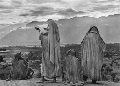 El artista francés también cubrió con un extraordinario rigor y estética los funerales por la muerte de Ghandi. En esta instántanea de 1948, un grupo de mujeres musulmanas de Cachemira (India) rezan mirando hacia el sol que brilla entre las montañas del Himalaya.