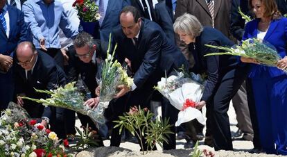 Theresa May (segunda por la derecha) deposita flores en el lugar del atentado.