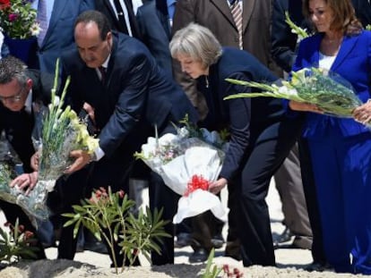 Theresa May (segunda por la derecha) deposita flores en el lugar del atentado.