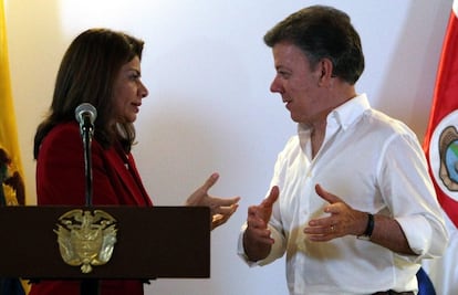 Juan Manuel Santos, presidente de Colombia, y Laura Chinchilla, este mi&eacute;rcoles en Cali durante la firma de un Tratado de Libre Comercio entre ambos pa&iacute;ses.