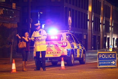 Parte de la policía permaneció en la zona acordonada cerca del Manchester Arena para prestar ayuda a los afectados y viandantes.