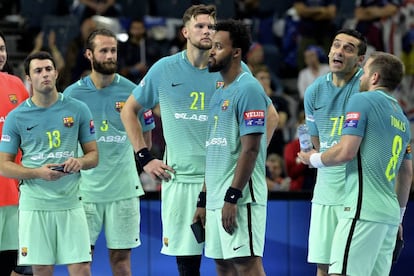 Jugadores del Barcelona de balonmano después de perder en la Champions League contra el Veszprem.