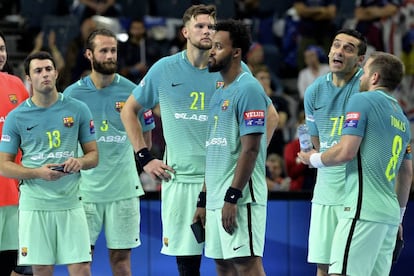 Jugadores del Barcelona de balonmano despu&eacute;s de perder en la Champions League contra el Veszprem.