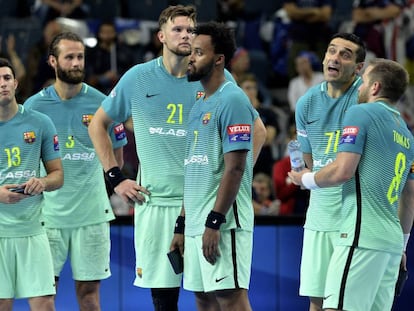 Jugadores del Barcelona de balonmano despu&eacute;s de perder en la Champions League contra el Veszprem.