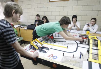 Alumnos de la ikastola Lauro prueban el robot antes de ir al concurso de Estados Unidos.