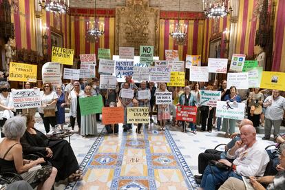 Las entidades vecinales celebran el 50 aniversario de la Federación de Asociaciones de Vecinos de Barcelona, en el Ayuntamiento.