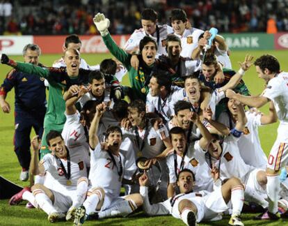 Los jugadores de la selección española sub 21 celebran el título de campeones de Europa sobre el césped del estadio de Aarhus.