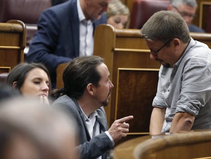 Pablo Iglesias y Xavier Dom&eacute;nech al inicio del pleno del Congreso de los Diputados.