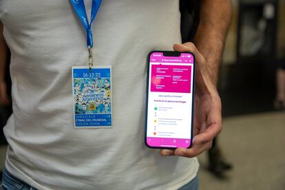 Un seguidor de la selección argentina muestra el estatus del trámite de su tarjeta digital Hayya.