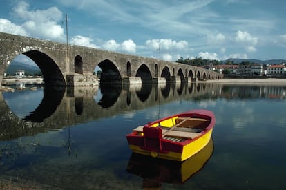 Ya enfilando hacia España, este pueblo toma el nombre del río que pasa por los cinco ojos de su puente romano, que imprime carácter a toda la localidad, con palacios, iglesias y un museo de arte sacro. La tranquilidad de la villa se rompe de quince en quince días con su popular feria en la ribera del río.