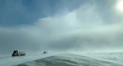 Caminhões circulam em meio a neve perto de Fargo (DaKota do Norte), em 29 de janeiro.