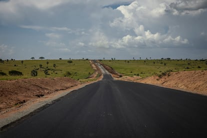 Una de las carreteras que han sido ampliadas y asfaltadas para dar servicio a las zonas de perforación y pozos de petróleo que se levantarán a lo largo del Parque Nacional de Murchison Falls (Uganda). 