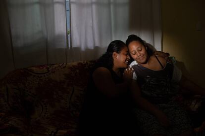 Valéria Oliveira e a filha Letícia Nunes, sobrevivente do massacre em Suzano, em sua casa.