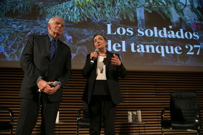 La directora de EL PAÍS, Pepa Bueno, y el alto representante de la UE para Asuntos Exteriores, Josep Borrell, intervienen en la presentación del documental. 
