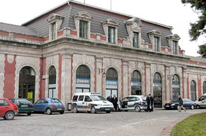 Fachada de la estación de Renfe de Burgos, donde fue inmovilizado por la policía el tren con la mochila explosiva.