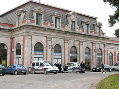 Fachada de la estación de Renfe de Burgos, donde fue inmovilizado por la policía el tren con la mochila explosiva.