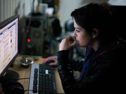Una mujer consulta redes sociales en su ordenador.