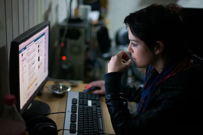Una mujer consulta redes sociales en su ordenador.