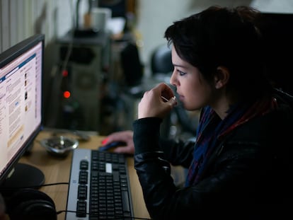 Una mujer consulta Facebook en su ordenador.