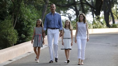 El rey Felipe VI y la reina Letizia, junto a sus hijas, la princesa Leonor (derecha) y la infanta Sofía (izquierda), durante el posado de la Familia Real en los jardines del Palacio de Marivent, en Palma de Mallorca.