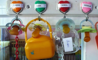 Chupetes identificados con los nombres de cada niño en una Escuela Infantil.