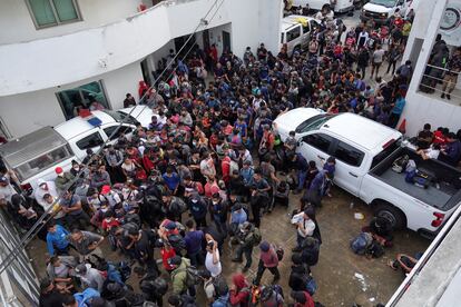 Los migrantes que fueron interceptados, permanecen en las instalaciones de la Procuraduría General de la República, en Coatzacoalcos, Veracruz.