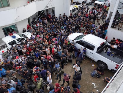 Los migrantes que fueron interceptados, permanecen en las instalaciones de la Procuraduría General de la República, en Coatzacoalcos, Veracruz.