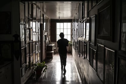 Una mexicana se resguarda en su hogar durante la emergencia sanitaria en México.