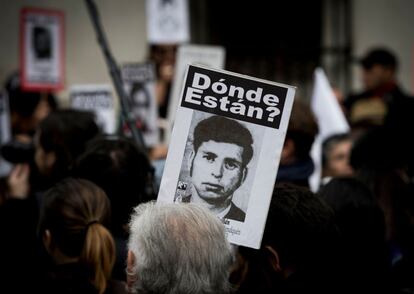 Ativistas da organização chilena de direitos humanos ‘Pessoas detidas e desaparecidas’ mostram imagens de desaparecidos durante a ditadura militar (1973-1990), enquanto se reúnem diante do palácio presidencial de La Moneda, em Santiago.