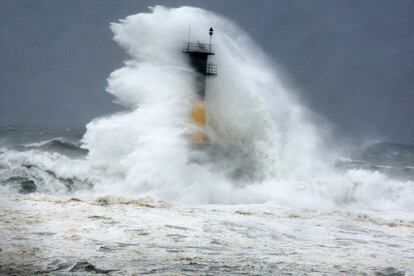 Grandes olas provocadas por los efectos del tifón Neoguri en la isla de Jeju, Corea del Sur.