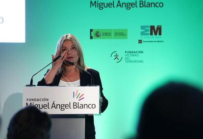 La hermana de Miguel Ángel Blanco, Marimar Blanco, durante su discurso en el acto del PP en recuerdo al edil asesinado hace 20 años por ETA, donde ha declarado que "Madrid no se puede quedar al margen" de los homenajes y ha pedido a la alcaldesa, Manuela Carmena, colocar en Cibeles la imagen de su hermano con el lema "Madrid no te olvida".