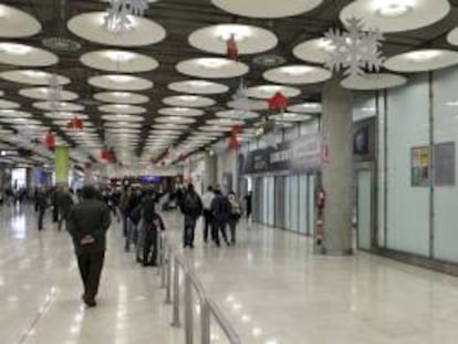En la imagen, viajeros transitan por los pasillos de la T-4 del aeropuerto de Madrid-Barajas. EFE/Archivo